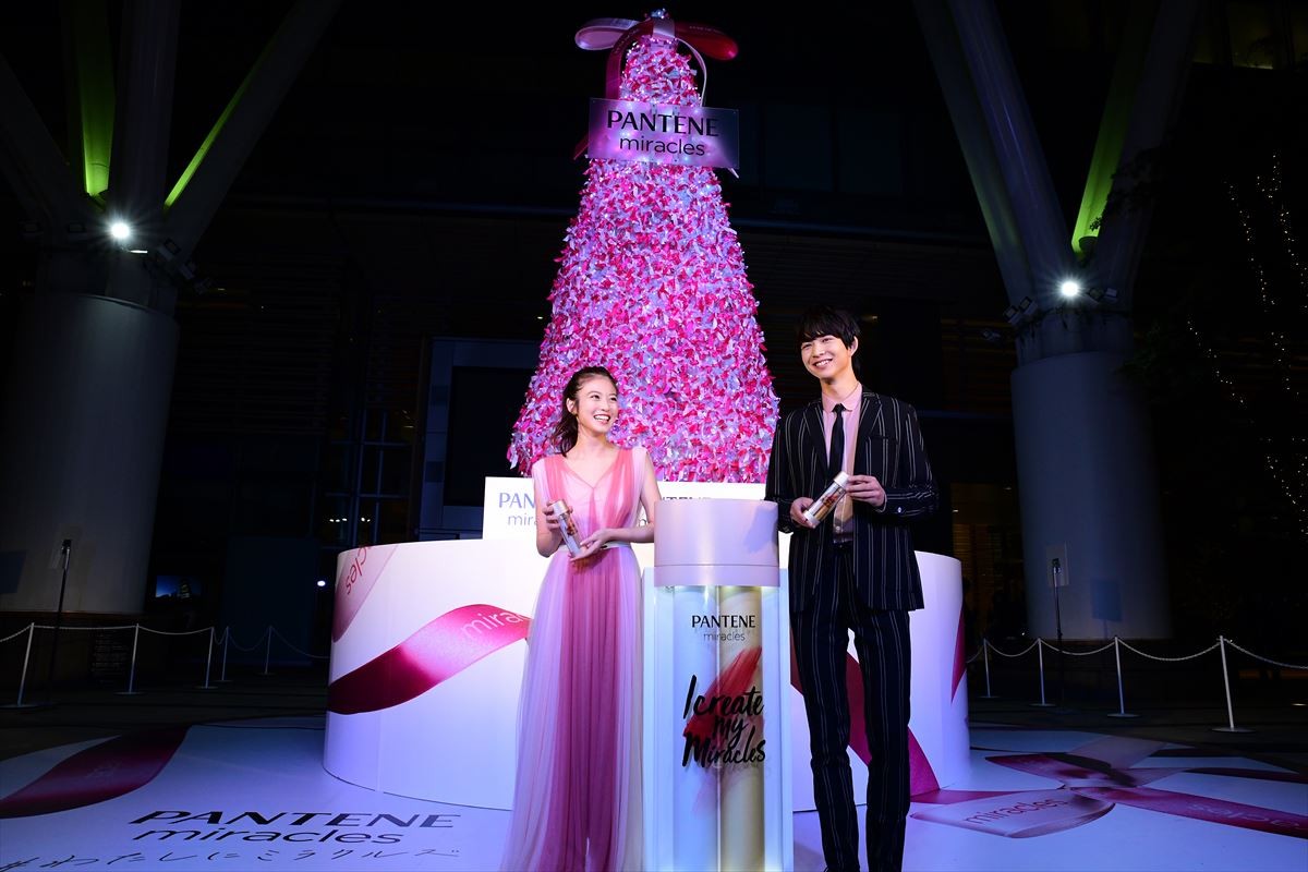 今田美桜＆鈴木仁『花晴れ』コンビ　ドレッシーな装いで点灯式に登場