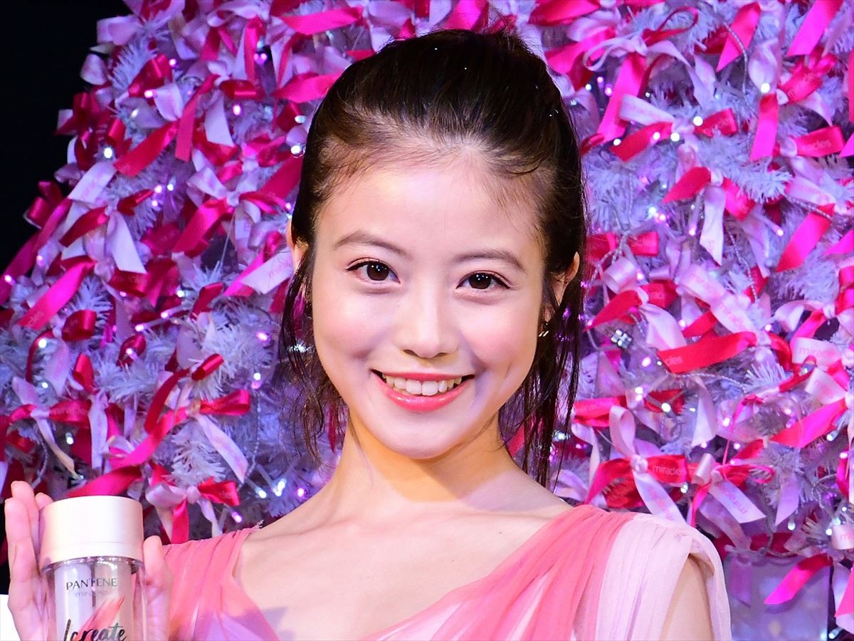 今田美桜＆鈴木仁『花晴れ』コンビ　ドレッシーな装いで点灯式に登場