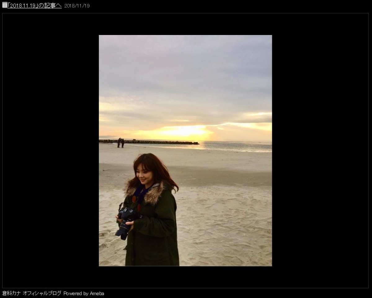 倉科カナ、浜辺で写真撮影を楽しむ姿にファン「美人カメラマン！」