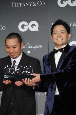 （左から）「GQ MEN OF THE YEAR 2018」授賞式・記者発表会に登場した大悟（千鳥）、ノブ（千鳥）