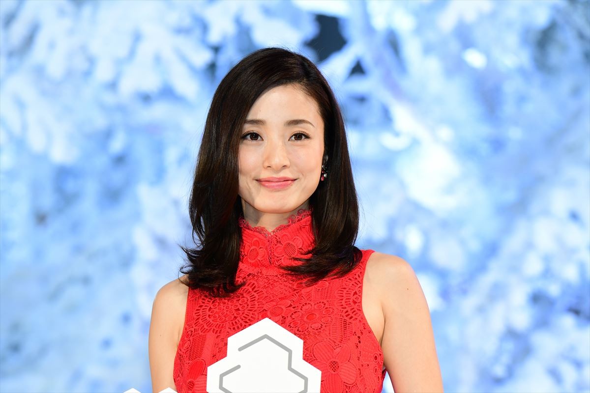 上戸彩、印象的なXmasプレゼントは「ルーズソックス」