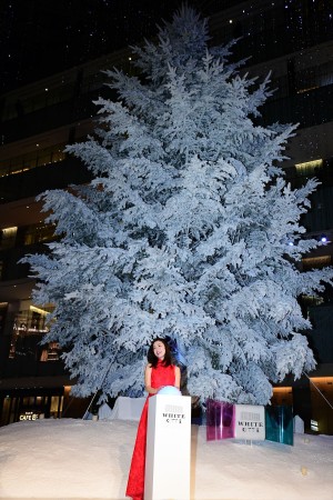 「WHITE KITTE」ライトアップセレモニーに登場した上戸彩