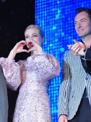 映画『ファンタスティック・ビーストと黒い魔法使いの誕生』ワールドツアーファイナルプレミアinJAPAN レッドカーペットイベントに登場したアリソン・スドル