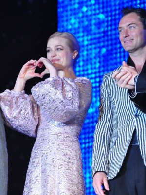 映画『ファンタスティック・ビーストと黒い魔法使いの誕生』ワールドツアーファイナルプレミアinJAPAN レッドカーペットイベントに登場したアリソン・スドル