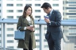 （左から）『SUITS／スーツ』に出演する矢田亜希子、織田裕二