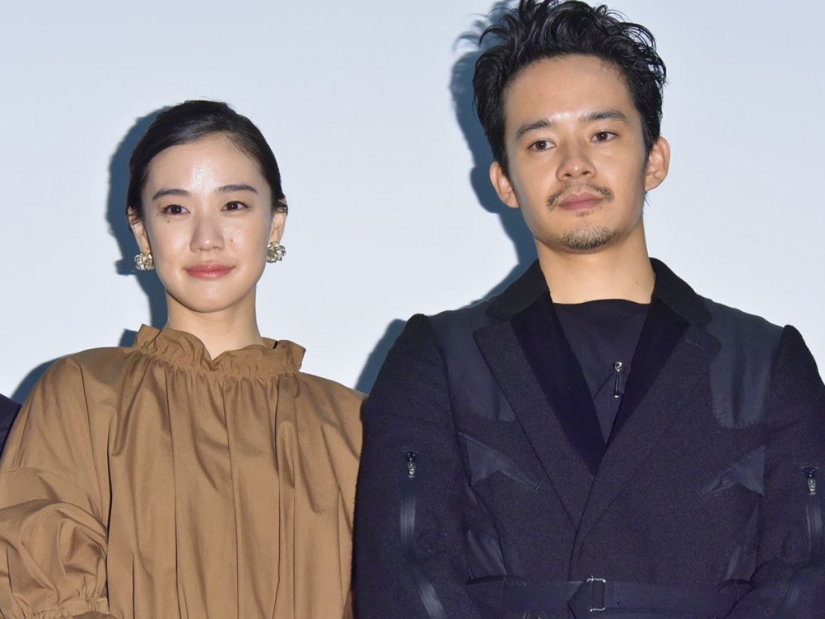(左から)『斬、』初日舞台挨拶に登壇した蒼井優&池松壮亮