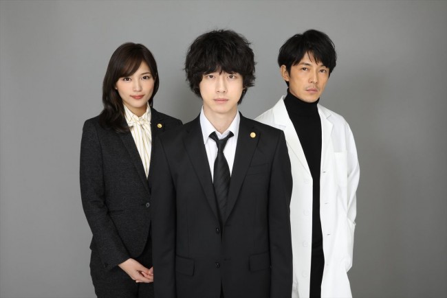ドラマ『イノセンス　冤罪弁護士』に出演する（左から）川口春奈、坂口健太郎、藤木直人