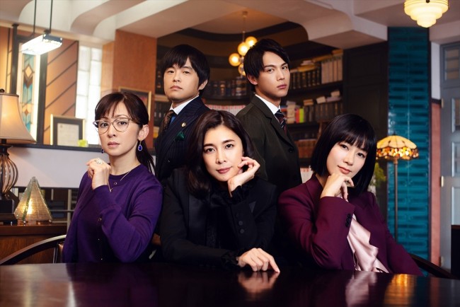 『スキャンダル専門弁護士 QUEEN』に出演する(左から)斉藤由貴、バカリズム、竹内結子、中川大志、水川あさみ