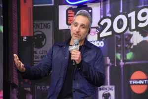 映画『名探偵ピカチュウ』製作報告会見に登壇したロブ・レターマン監督