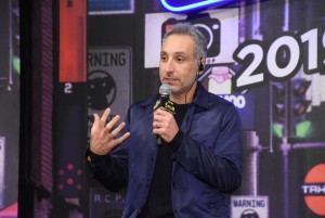 映画『名探偵ピカチュウ』製作報告会見に登壇したロブ・レターマン監督