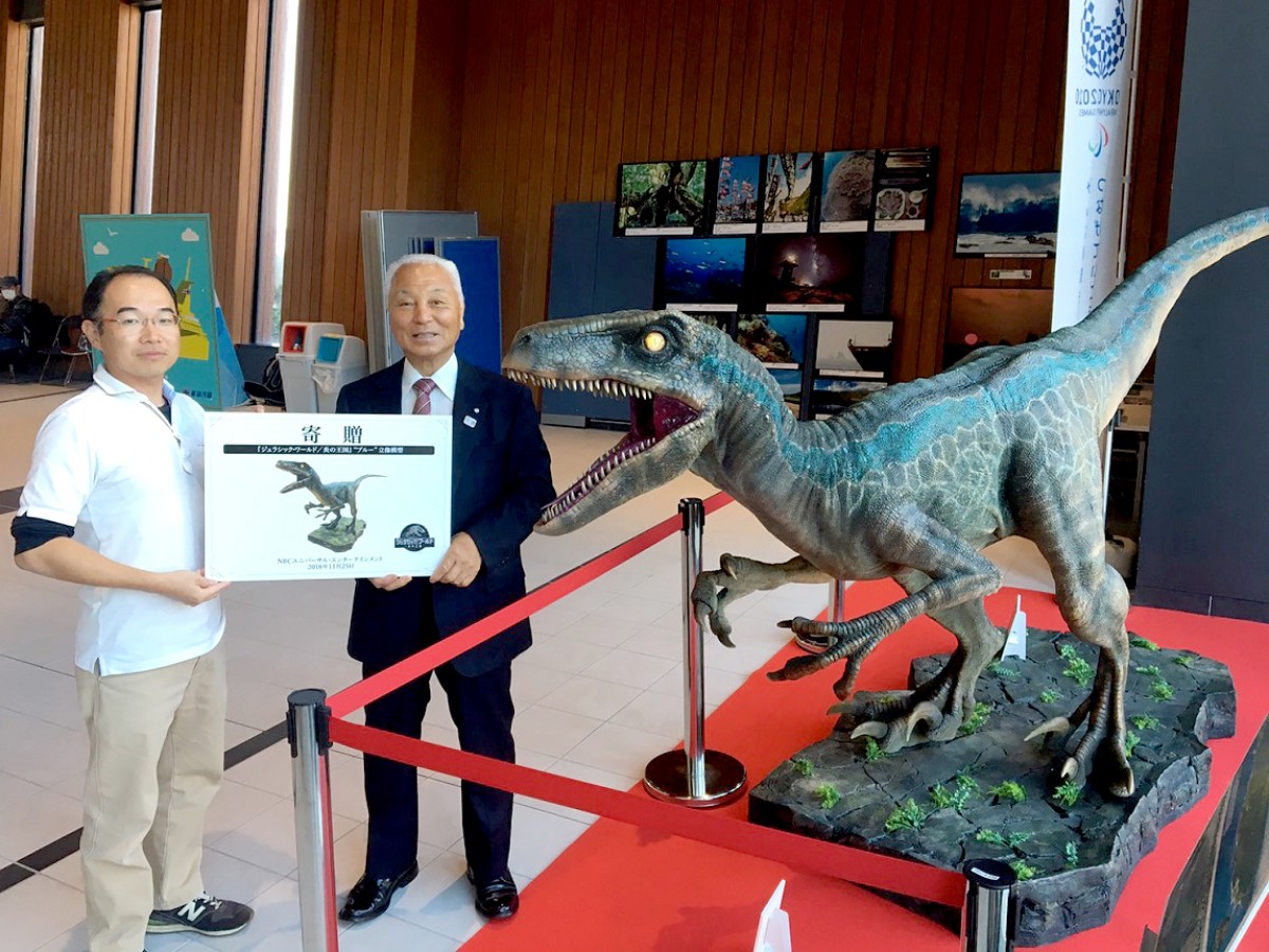『ジュラシック・ワールド』恐竜“ブルー”が日本上陸？ 三宅島にリアルな立像が登場