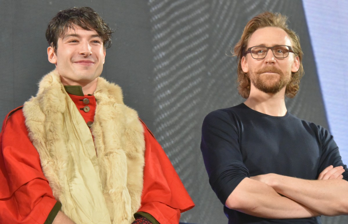 (左から)エズラ・ミラー、トム・ヒドルストン