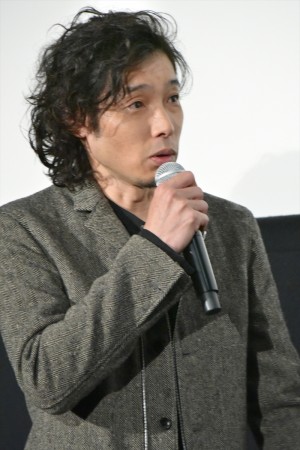 映画『かぞくいろ‐RAILWAYS わたしたちの出発‐』初日舞台挨拶にサプライズ登壇した斉藤和義