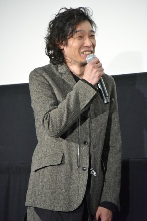 映画『かぞくいろ‐RAILWAYS わたしたちの出発‐』初日舞台挨拶にサプライズ登壇した斉藤和義