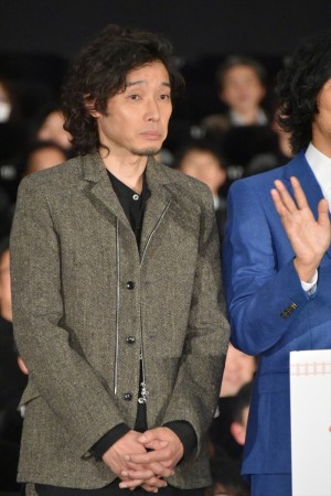 映画『かぞくいろ‐RAILWAYS わたしたちの出発‐』初日舞台挨拶にサプライズ登壇した斉藤和義