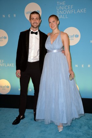 オードリー・ヘプバーンの孫娘、エマ・キャスリーン・ヘップバーン・ファーラー、見事な刈り上げで登場