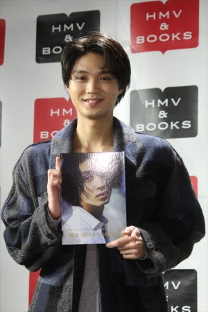ファースト写真集『あなたがみる僕は――』発売記念イベントに登場した磯村勇斗