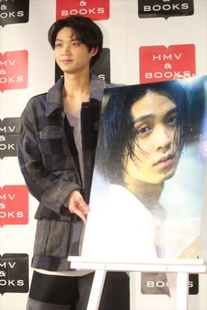 ファースト写真集『あなたがみる僕は――』発売記念イベントに登場した磯村勇斗