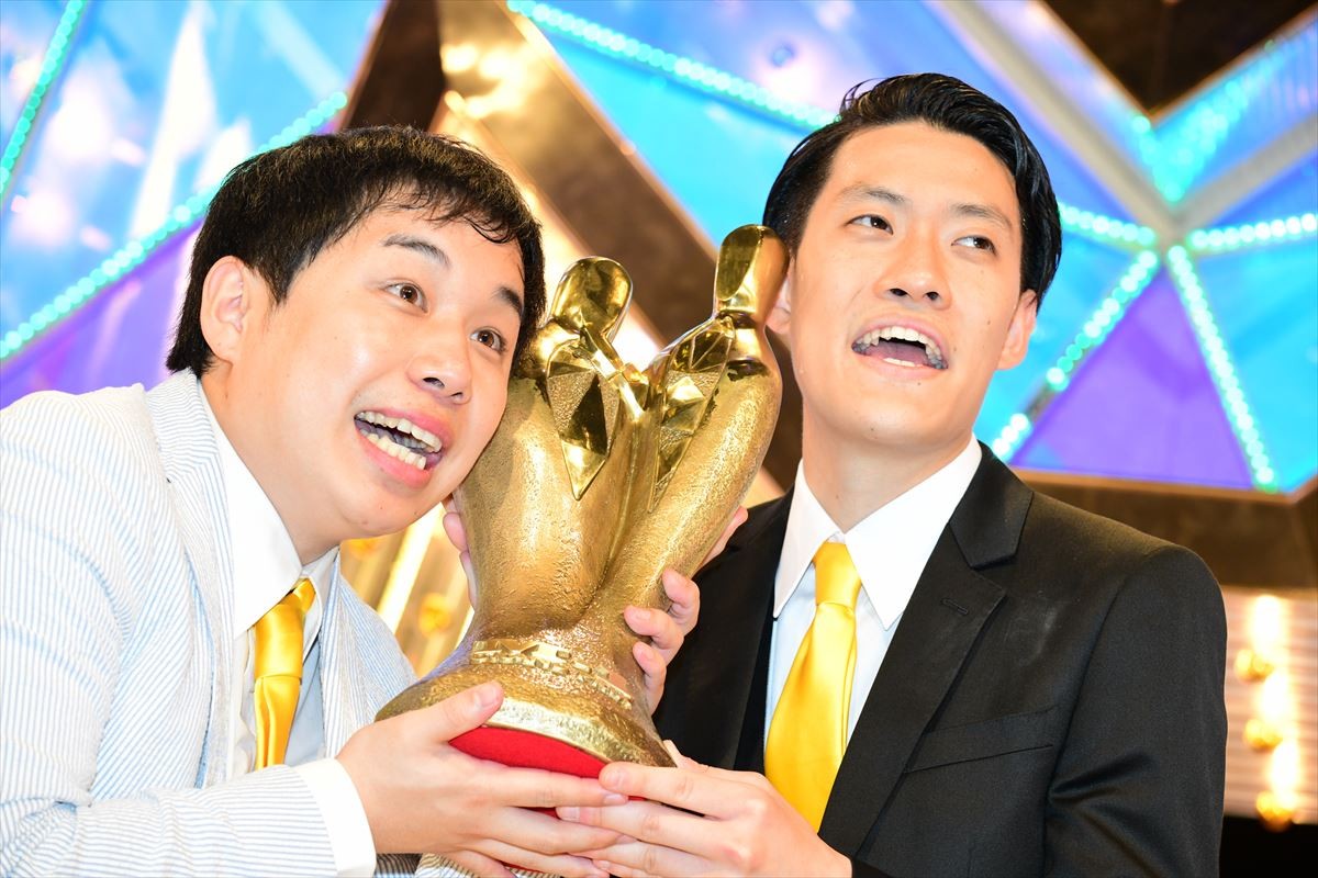 「M‐1グランプリ2018」で優勝した霜降り明星の(左から)せいや、粗品