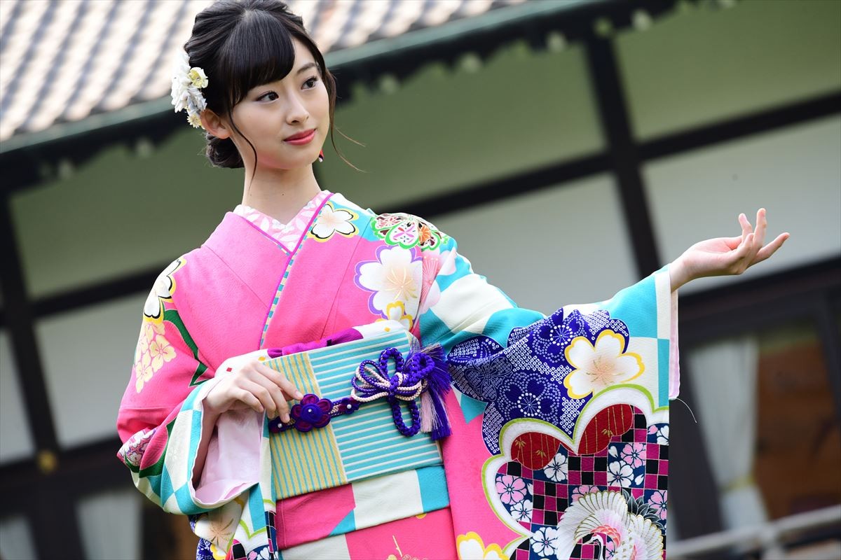 岡田結実、華やかな晴れ着姿で来年の抱負　“クソガキ”宣言も飛び出す
