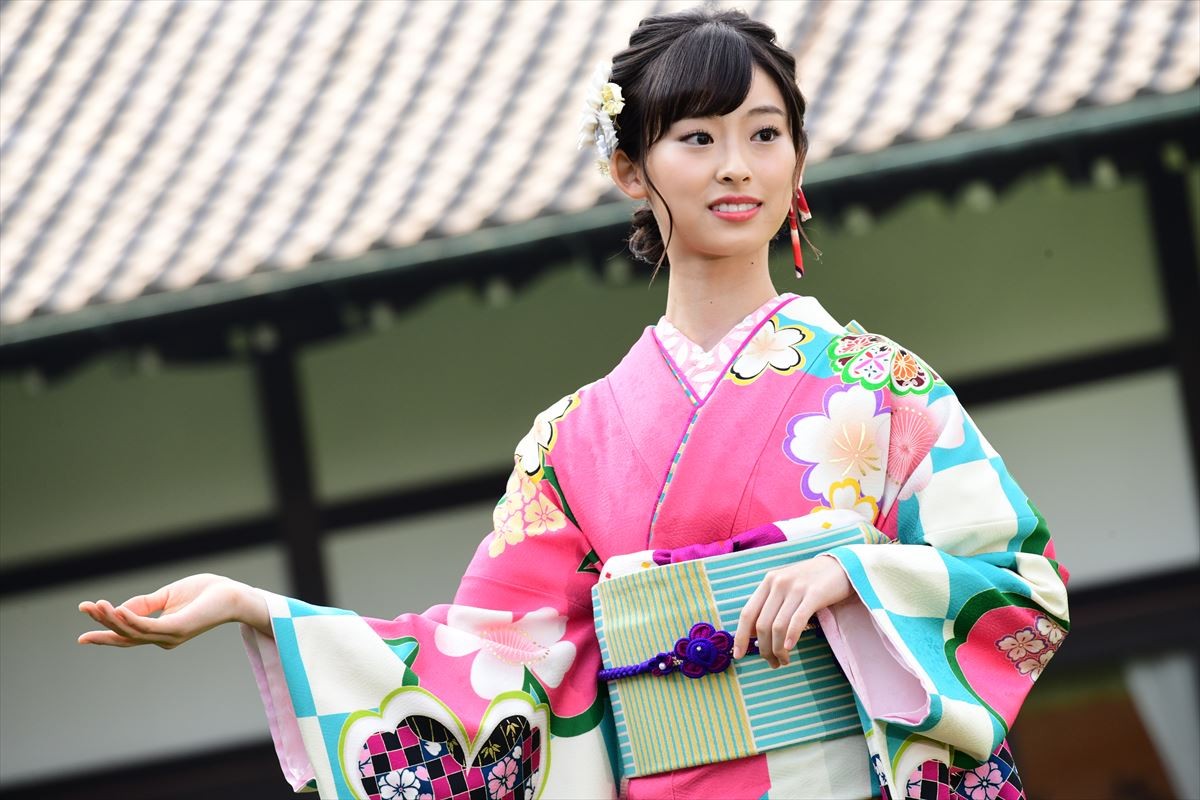 岡田結実、華やかな晴れ着姿で来年の抱負　“クソガキ”宣言も飛び出す