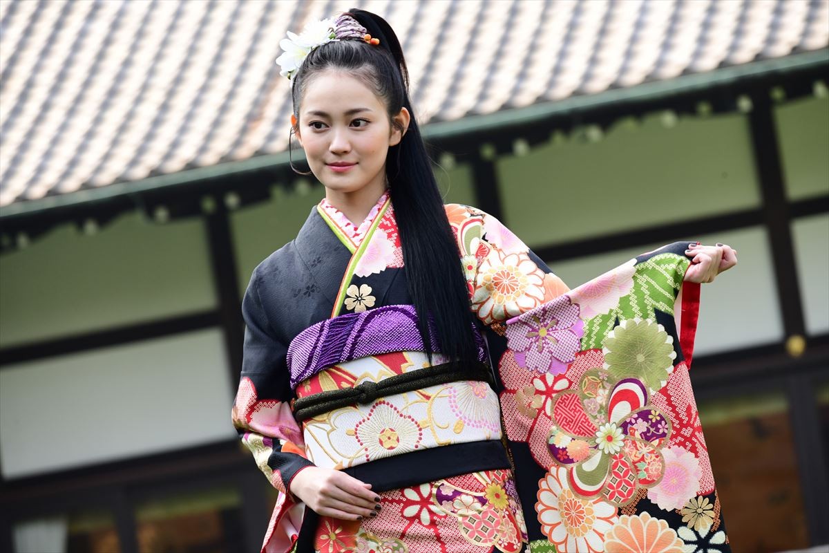 岡田結実、華やかな晴れ着姿で来年の抱負　“クソガキ”宣言も飛び出す