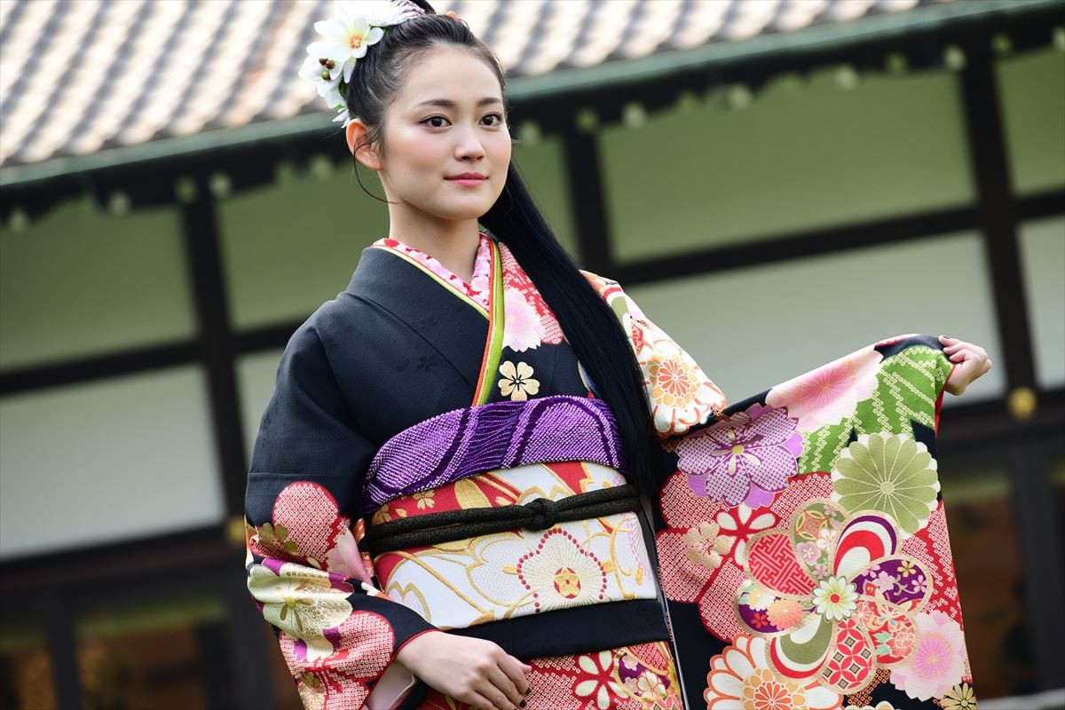 岡田結実、華やかな晴れ着姿で来年の抱負　“クソガキ”宣言も飛び出す