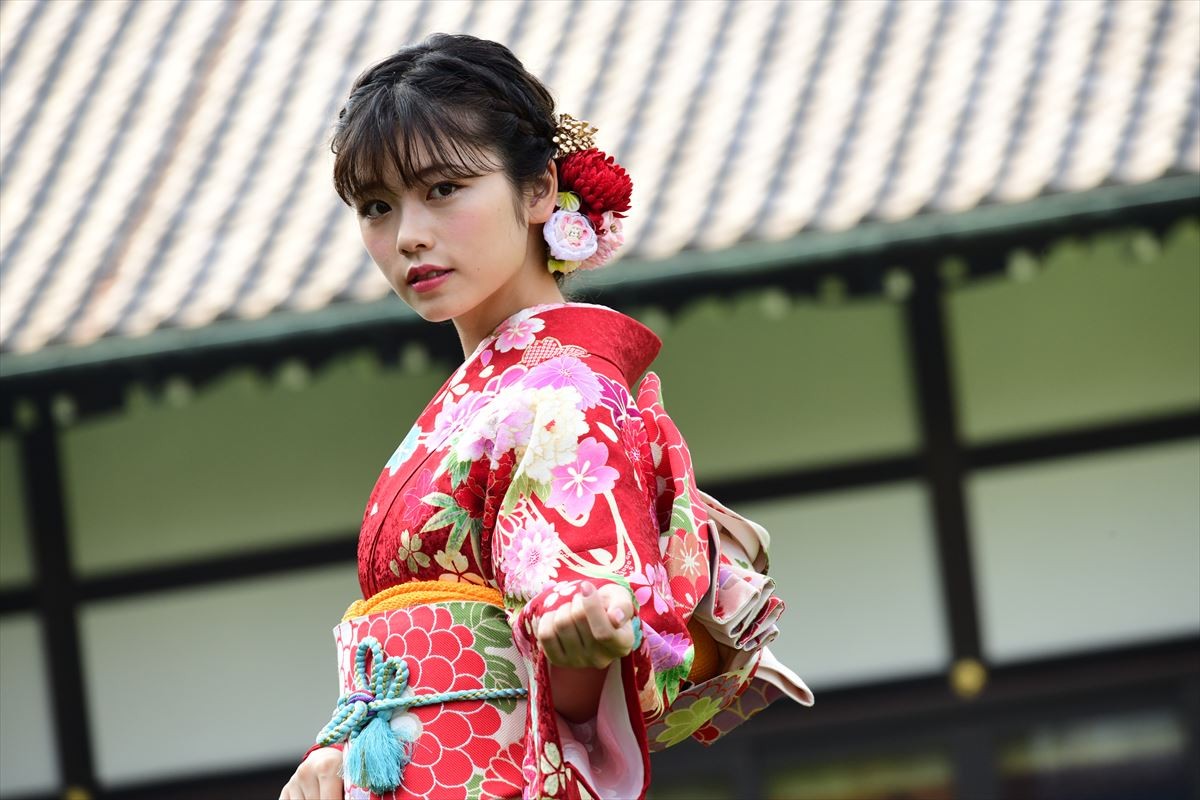 岡田結実、華やかな晴れ着姿で来年の抱負　“クソガキ”宣言も飛び出す