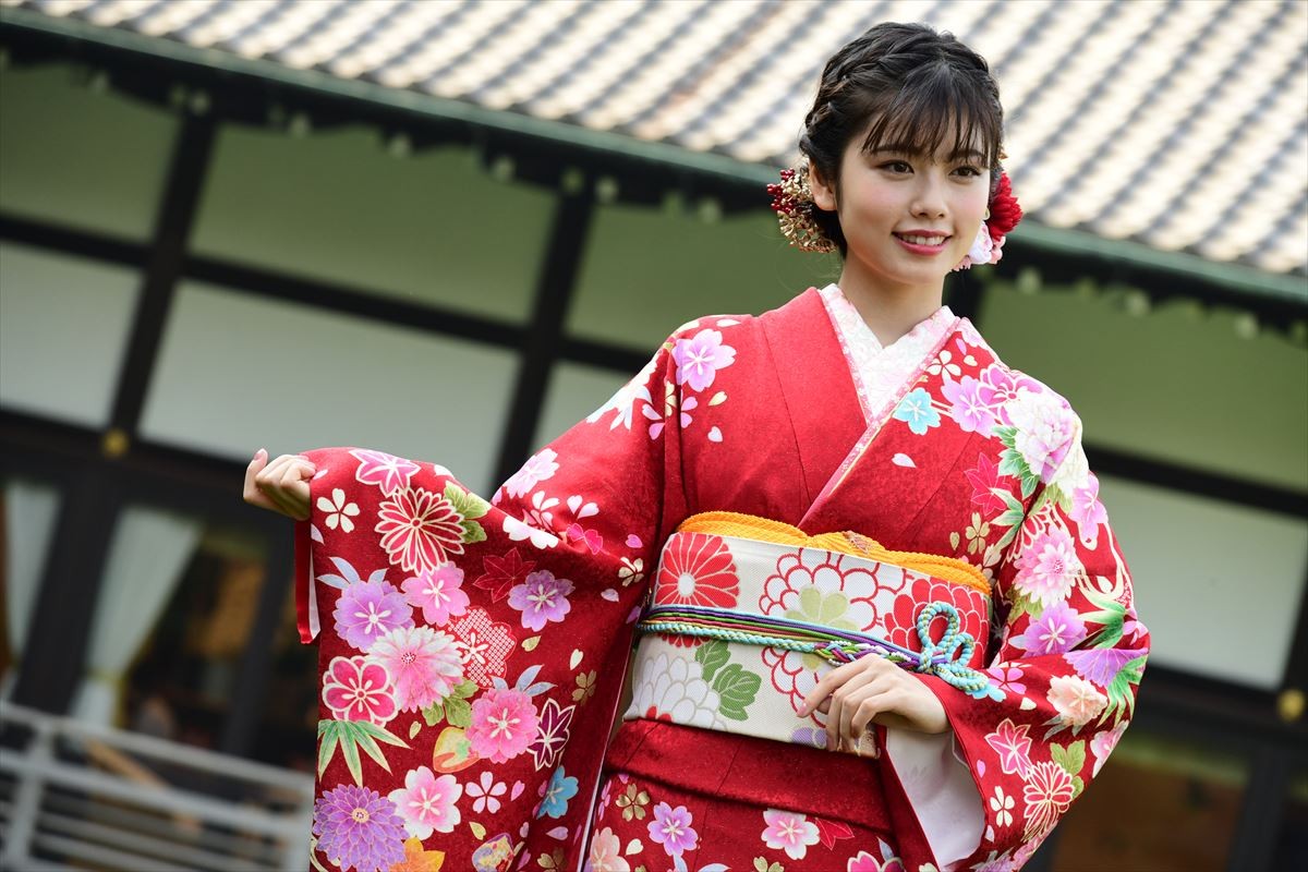 岡田結実、華やかな晴れ着姿で来年の抱負　“クソガキ”宣言も飛び出す