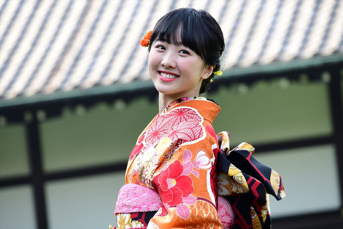 岡田結実、華やかな晴れ着姿で来年の抱負　“クソガキ”宣言も飛び出す