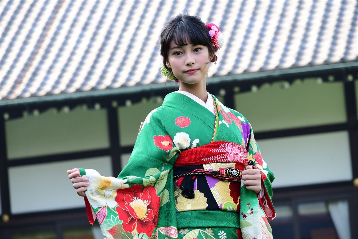岡田結実、華やかな晴れ着姿で来年の抱負　“クソガキ”宣言も飛び出す