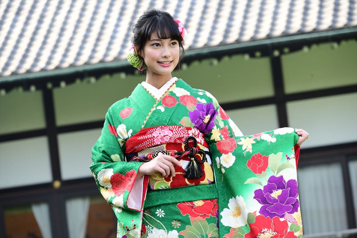 岡田結実、華やかな晴れ着姿で来年の抱負　“クソガキ”宣言も飛び出す