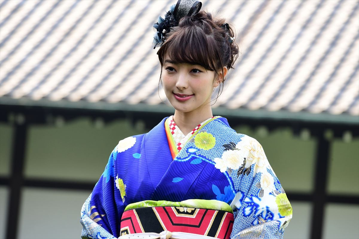岡田結実、華やかな晴れ着姿で来年の抱負　“クソガキ”宣言も飛び出す