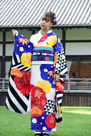 2019年オスカープロモーション晴れ着撮影会に登場した藤田ニコル