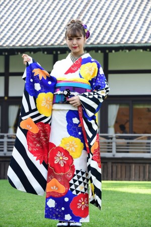 2019年オスカープロモーション晴れ着撮影会に登場した藤田ニコル