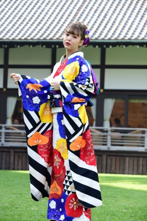 2019年オスカープロモーション晴れ着撮影会に登場した藤田ニコル