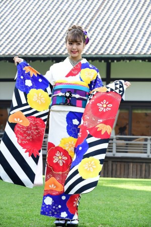 2019年オスカープロモーション晴れ着撮影会に登場した藤田ニコル