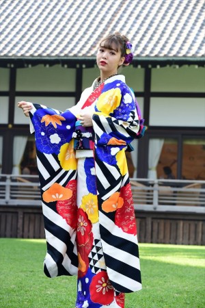 2019年オスカープロモーション晴れ着撮影会に登場した藤田ニコル