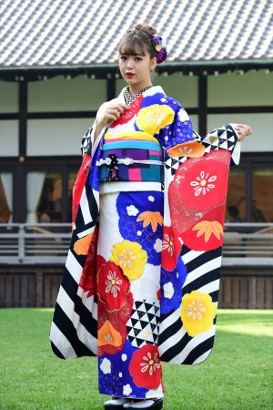 2019年オスカープロモーション晴れ着撮影会に登場した藤田ニコル