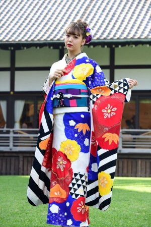 2019年オスカープロモーション晴れ着撮影会に登場した藤田ニコル