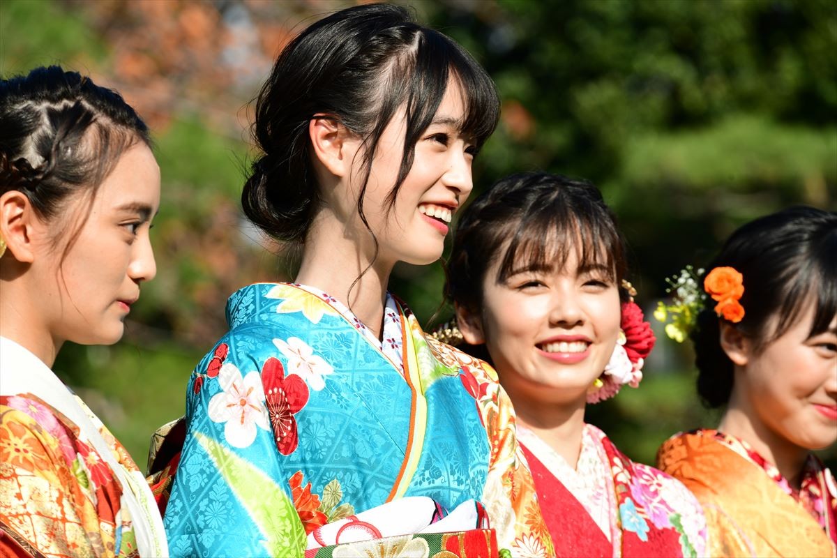 岡田結実、華やかな晴れ着姿で来年の抱負　“クソガキ”宣言も飛び出す