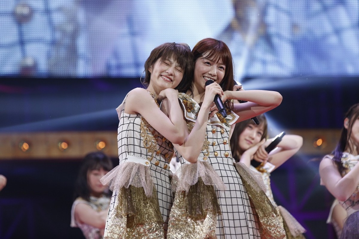 日本武道館で行われた卒業セレモニーで乃木坂46を卒業した若月佑美(左)と年内で卒業をする西野七瀬(右)