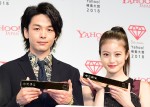（左から）「Yahoo！検索大賞2018」発表会に登場した中村倫也、今田美桜