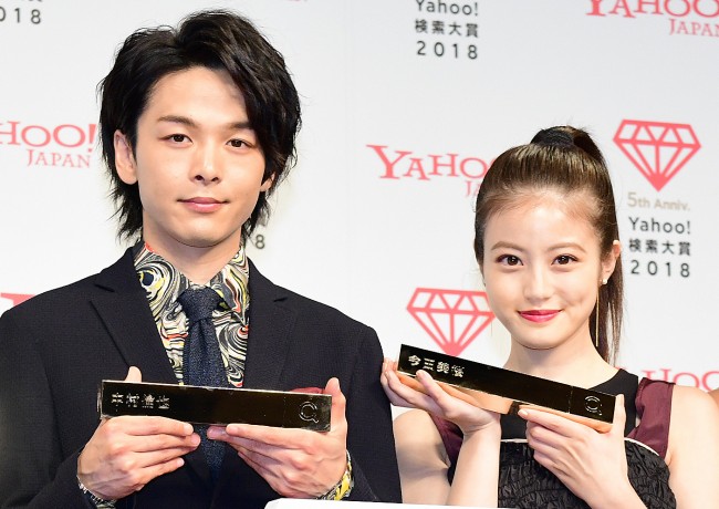 (左から)「Yahoo!検索大賞2018」発表会に登場した中村倫也、今田美桜