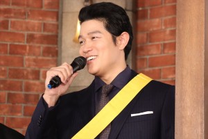 大河ドラマ主演 バトンタッチセレモニーに登場した鈴木亮平