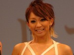 【写真】倖田來未、ミニスカートから美脚が色っぽい 昨年の『FNS歌謡祭』オフショット