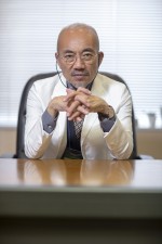 『神酒クリニックで乾杯を』に出演する竹中直人