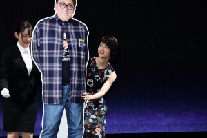 LINE NEWS Presents「NEWS AWARDS 2018」に福田雄一監督の代わりに登壇した若月佑美