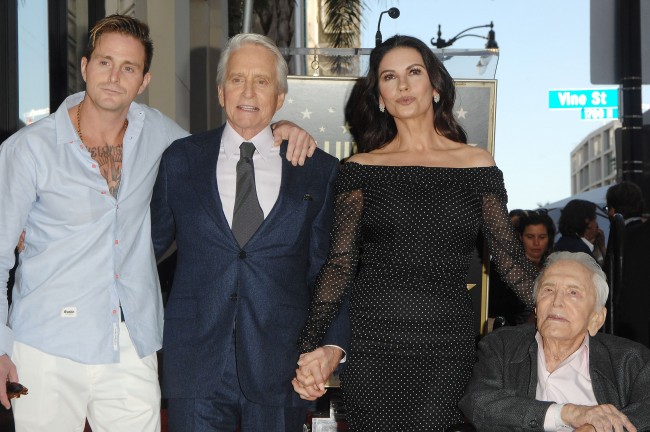 Kirk Douglas、Catherine Zeta-Jones、Michael Douglas、カーク・ダグラス、キャサリン・ゼタ＝ジョーンズ、マイケル・ダグラス、