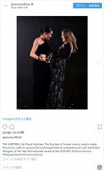 英ファッションアワードにサプライズ登場した、メーガン妃（左）　※「givenchyofficial」インスタグラム